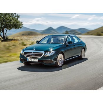 Mercedes-Benz E-Class (2017) - the pattern of the interior